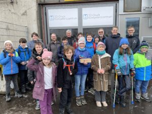 Die Junior Maker Pioneers Kinder stehen vor dem 3D-Druck Kompetenzzentrum 