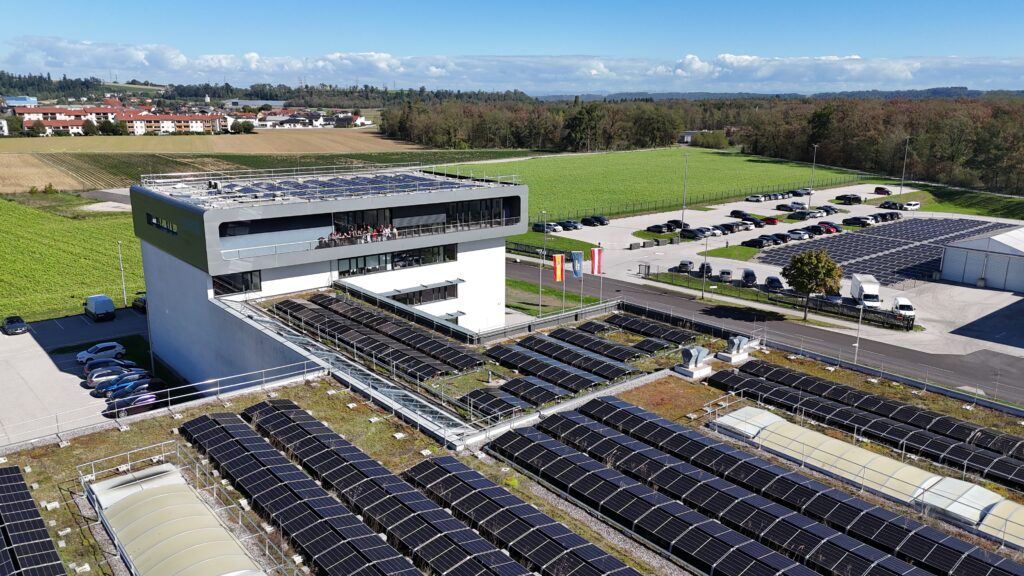 MS Garsten besucht NKE und bestaunt die von CCE montierte Photovoltaikanlage am Dach.