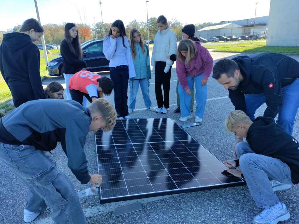 Schüler:innen der MS Garsten bei der Montage eines Photovoltaikpanels.