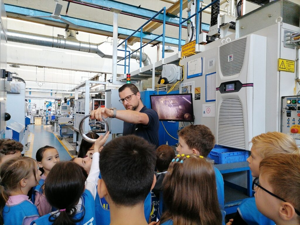 Schülerinnen und Schüler der VS Resthof erhalten eine Führung durch die Produktion des Wälzlagerherstellers SKF Osterreich AG in Steyr.