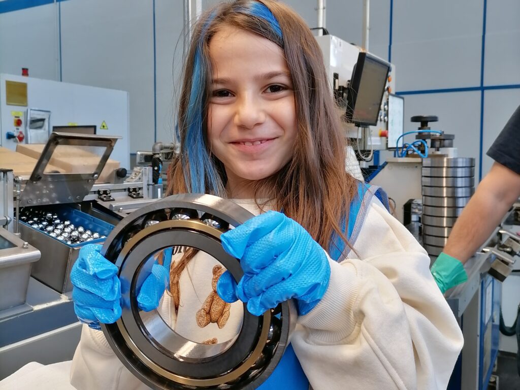 Mädchen präsentiert stolz das selbst zusammengebaute Kugellager