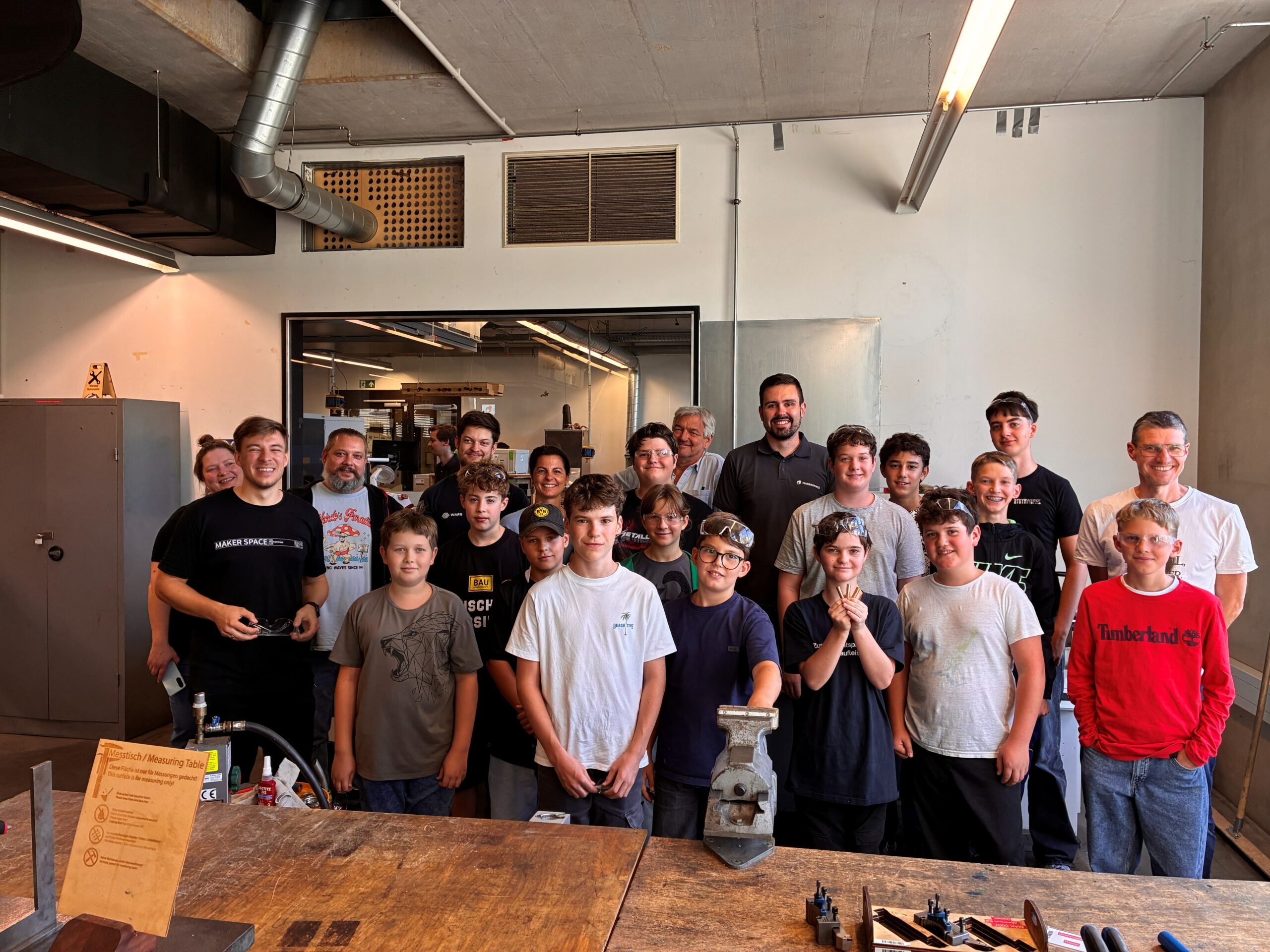 Eine Delegation der Junior Maker Pioneers auf Exkursion im UnternehmerTUM MakerSpace in Garching